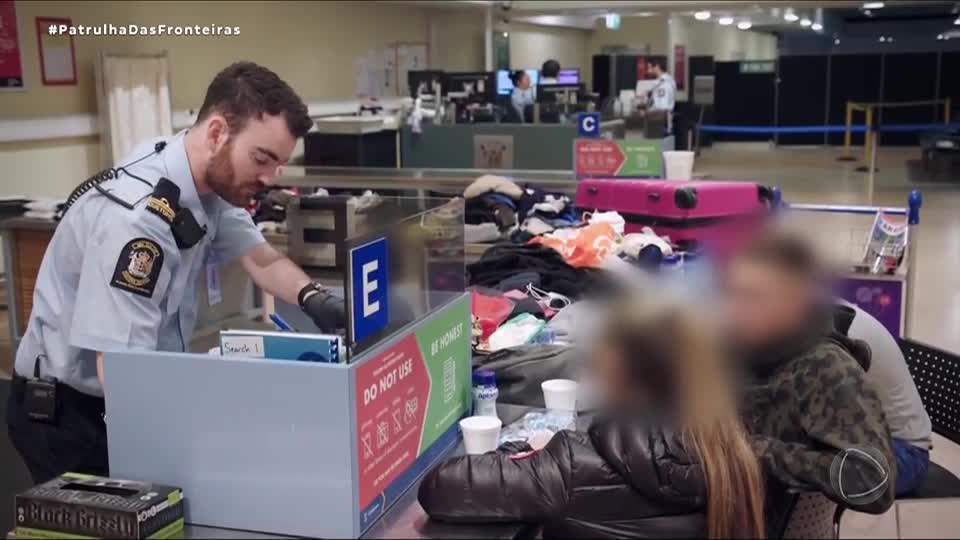 Oficial da alfândega desconfia de declarações de família irlandesa