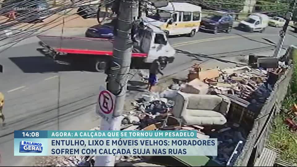 Entulhos são retirados de calçada no Itaim Paulista, em São Paulo, após denúncia do Balanço Geral