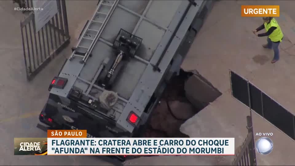 Caminhão do Choque afunda em frente ao Morumbi antes do show do cantor Harry Styles