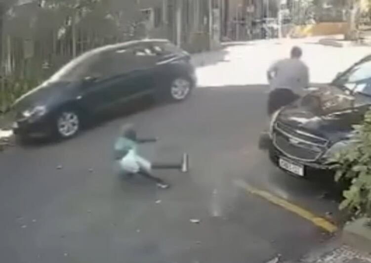 Senhora tem cordão arrancado e é derrubada por criminoso em Copacacabana