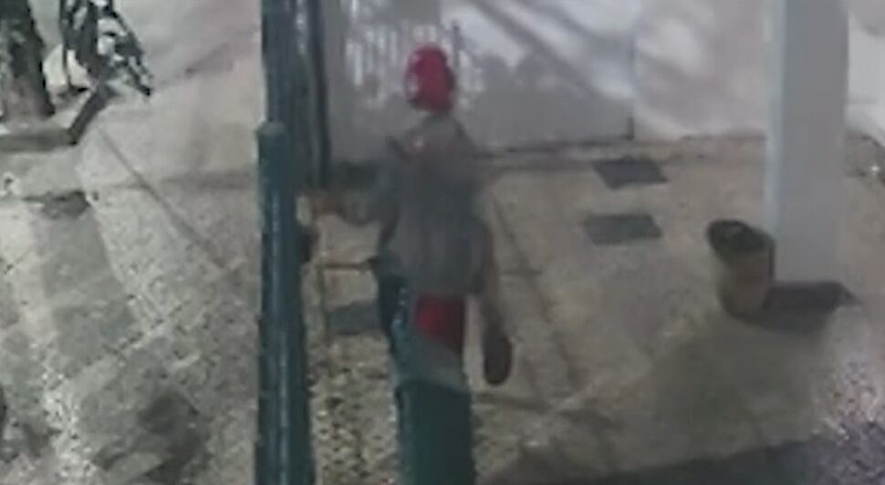 VÍDEO: Ladrão invade condomínio e furta bicicleta de morador no Leblon, no Rio