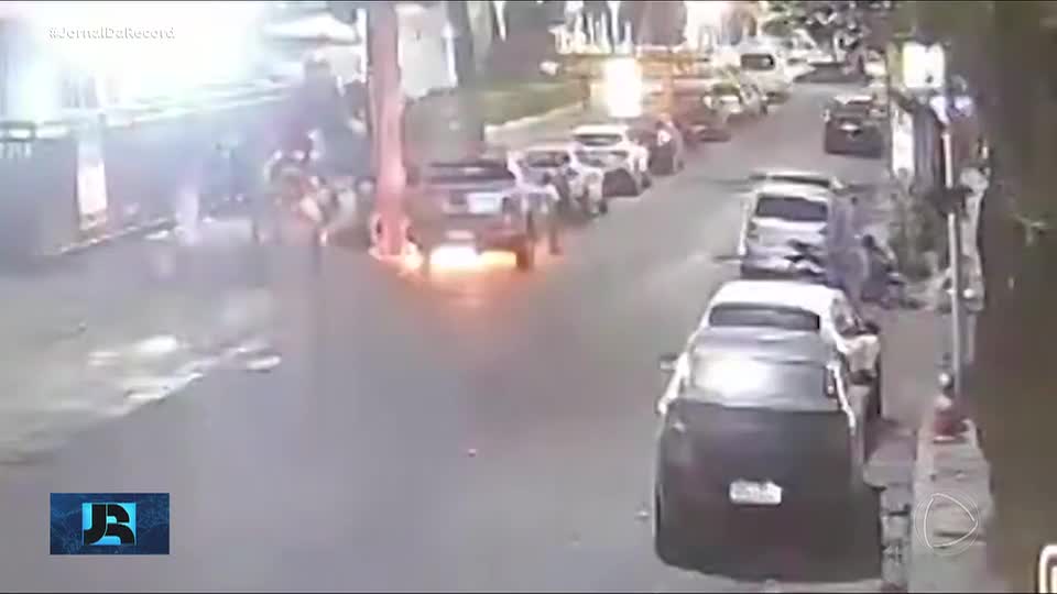 Carro da Prefeitura do RJ é alvo de atentado com bomba caseira