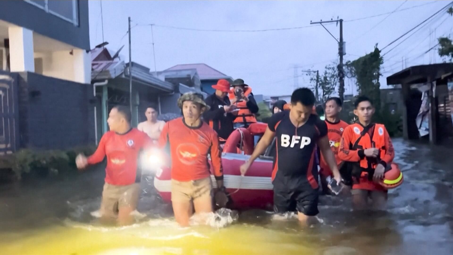 Tufão Co-May provoca inundações e deixa rastro de destruição nas Filipinas