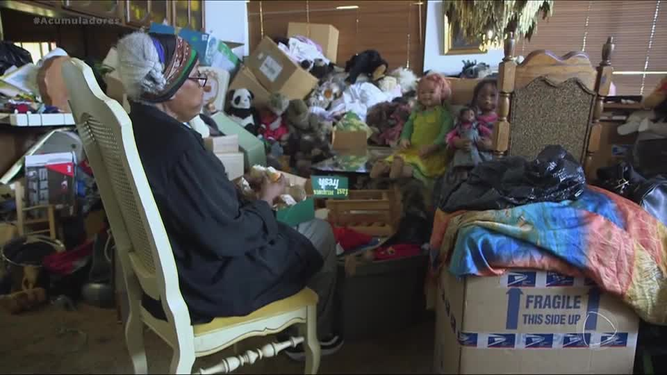 Após receber rescisão milionária, mulher gasta tudo em compras e passa a acumular itens em casa