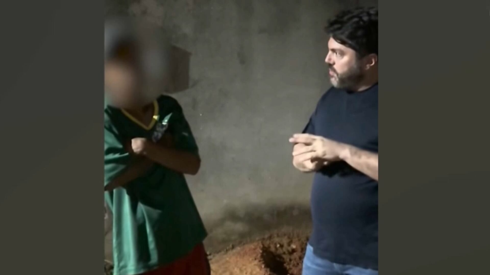 Prefeito vai até a casa de menor suspeito de invadir escola, e mãe entrega filho à polícia