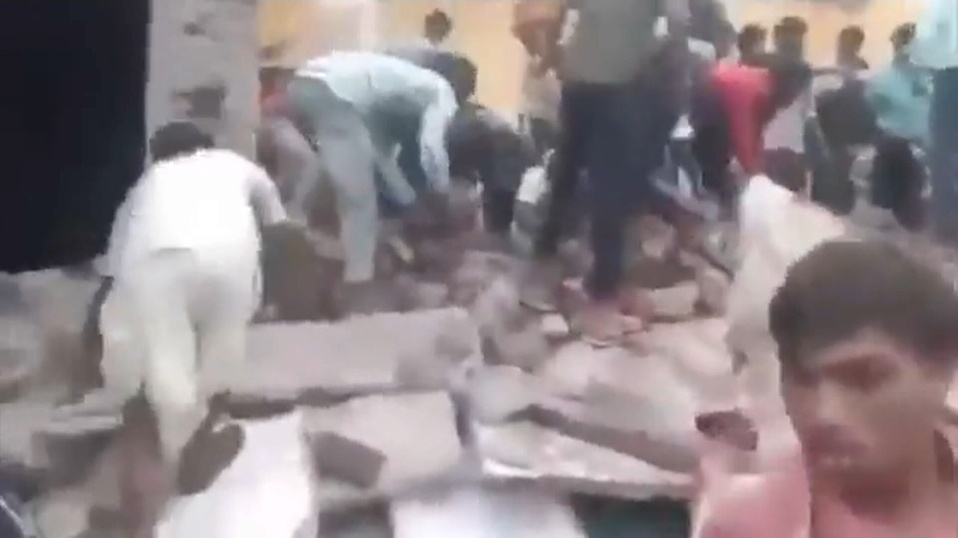 Teto desaba, mata sete crianças e deixa 26 feridos em uma escola primária da Índia