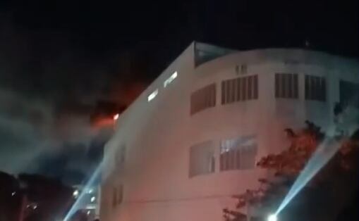 Incêndio atinge maquinários de supermercado na Ilha do Governador, no Rio