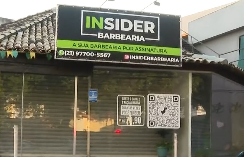 Ladrões fazem café durante roubo a barbearia no RJ
