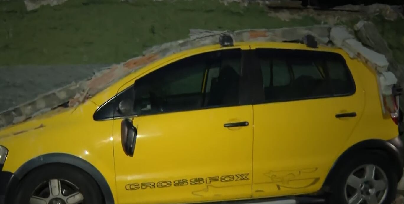 Ventania derruba muro sobre carro e deixa parte da zona sudoeste do Rio sem luz