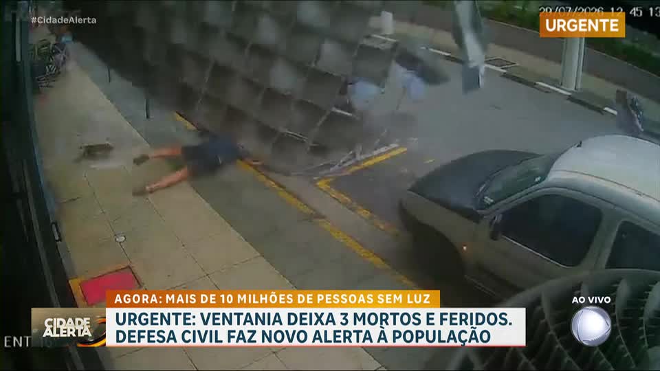 Fachada de comércio desaba sobre família em Santos (SP) durante ventania; veja o vídeo