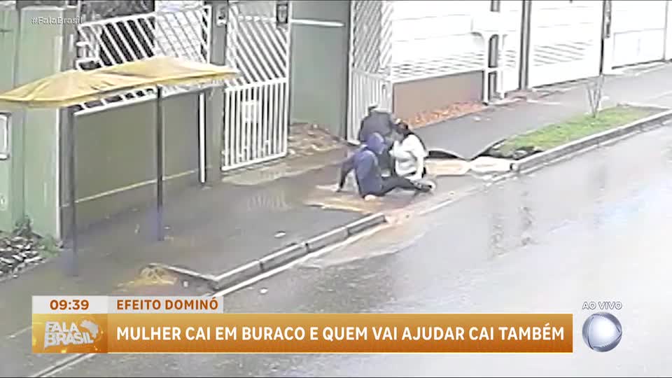 Mulher cai em cratera na rua, homens tentam ajudar e também acabam engolidos pelo buraco