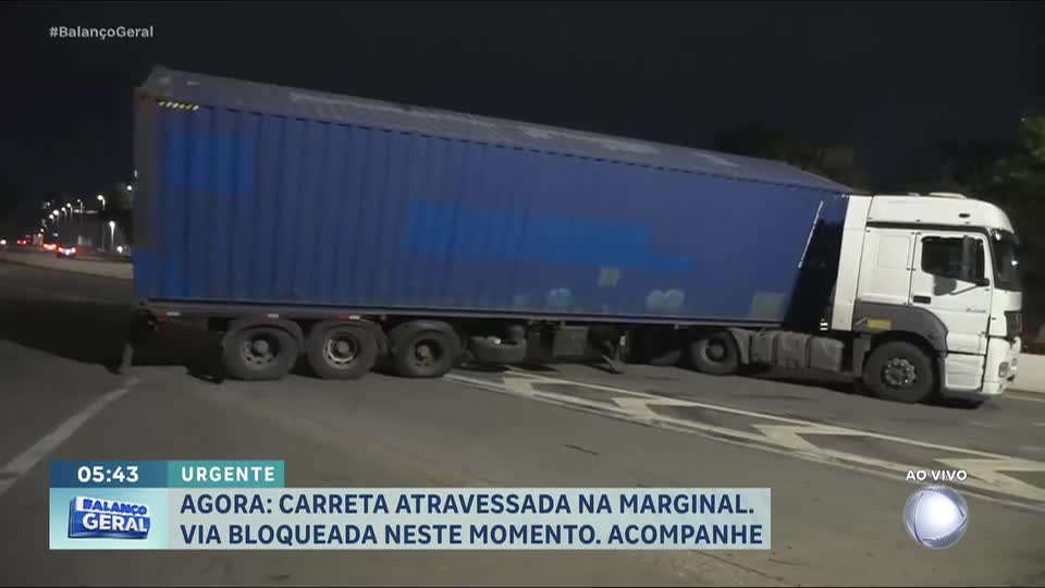 Carreta fica atravessada e complica o trânsito na Ponte do Limão