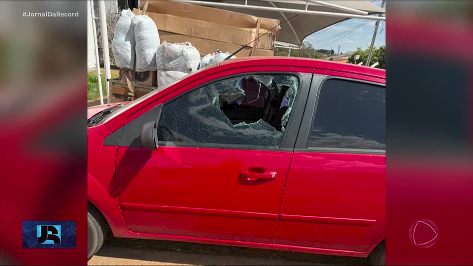 Bebê fica presa sozinha dentro de carro em GO depois que veículo travou as portas com a chave dentro