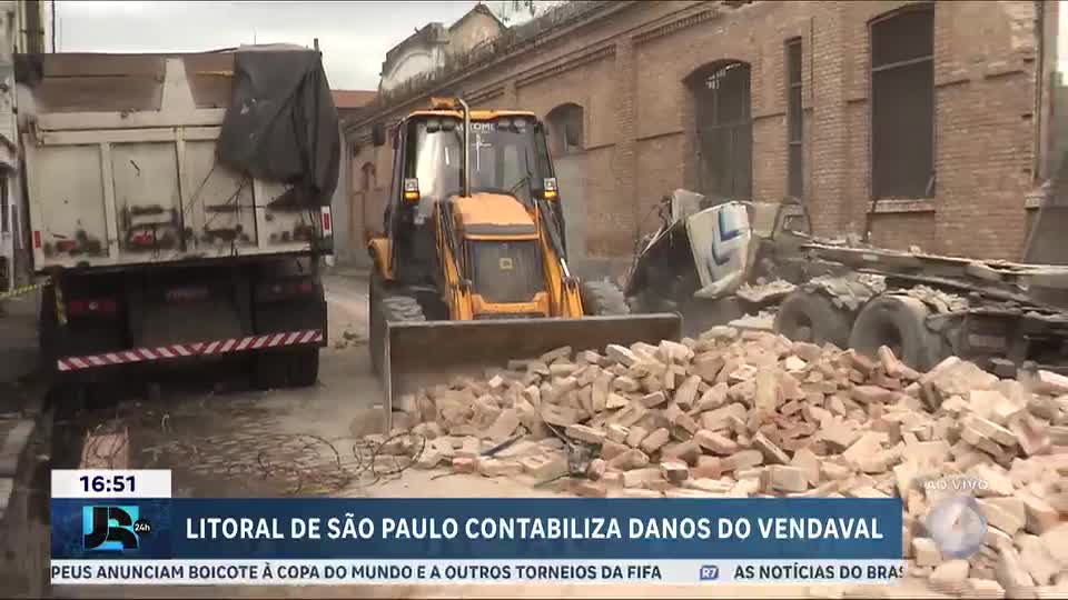 Moradores enfrentam desafios com prejuízos causados por forte vendaval em Santos (SP)