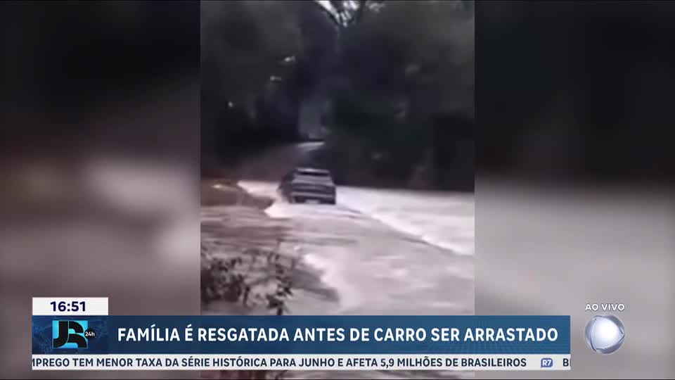 Família é resgatada pouco antes de carro tombar e ser levado por correnteza de rio em SC