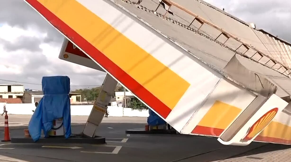 Cobertura de posto de combustível desaba durante ventania em Campo Grande, no Rio