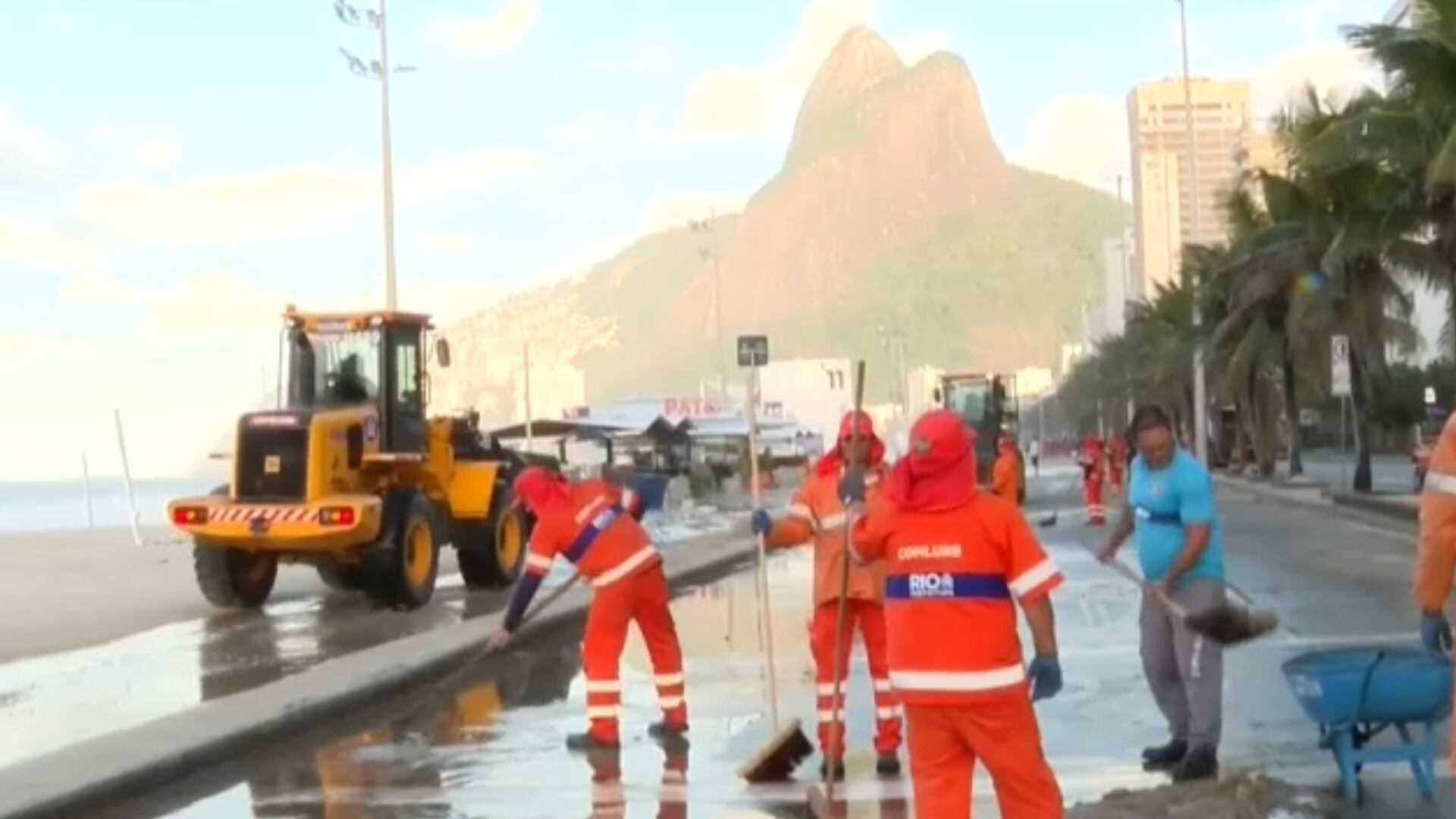 Orla do Leblon é liberada para o trânsito após ressaca do mar invadir pistas