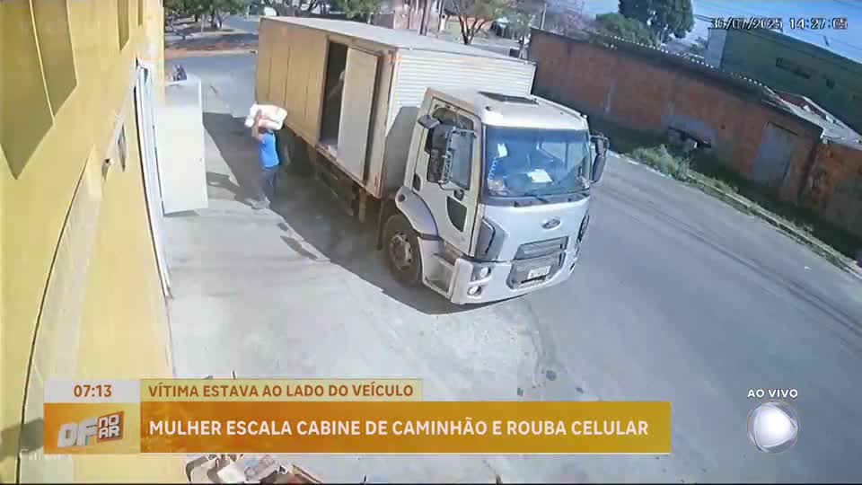 Mulher escala cabine de caminhão e furta celular
