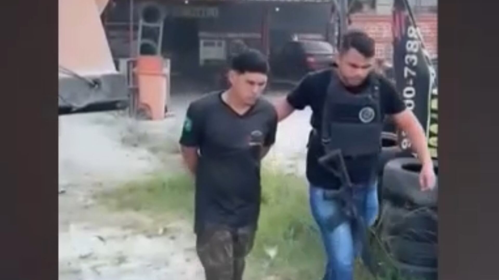 Suspeito de triplo homicídio é preso através de celular que deixou cair durante fuga, no RJ