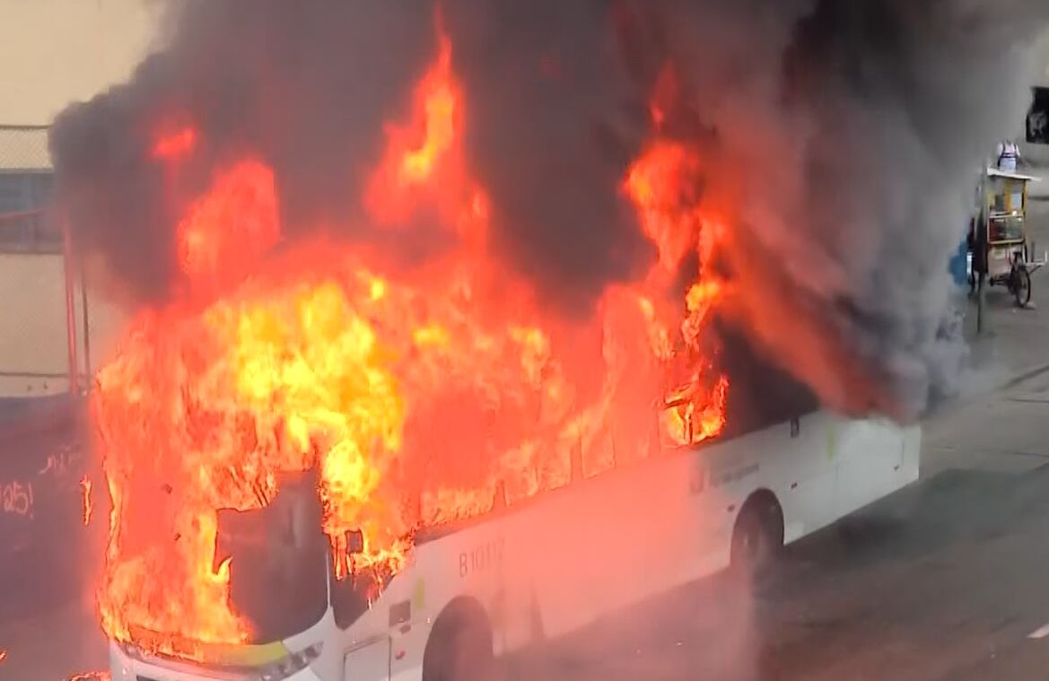 Ônibus pega fogo na avenida Brasil após pane elétrica