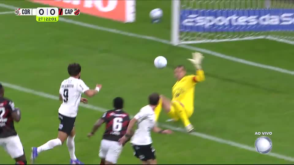 Que chance! Yuri Alberto entra cara a cara com Santos, chuta fraco e perde gol