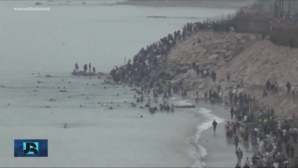 50 mil imigrantes cruzam a fronteira entre Marrocos e a cidade espanhola de Ceuta, na África