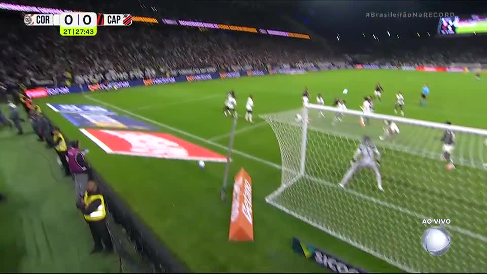 Viveros desvia na pequena área e bola explode no travessão do Corinthians