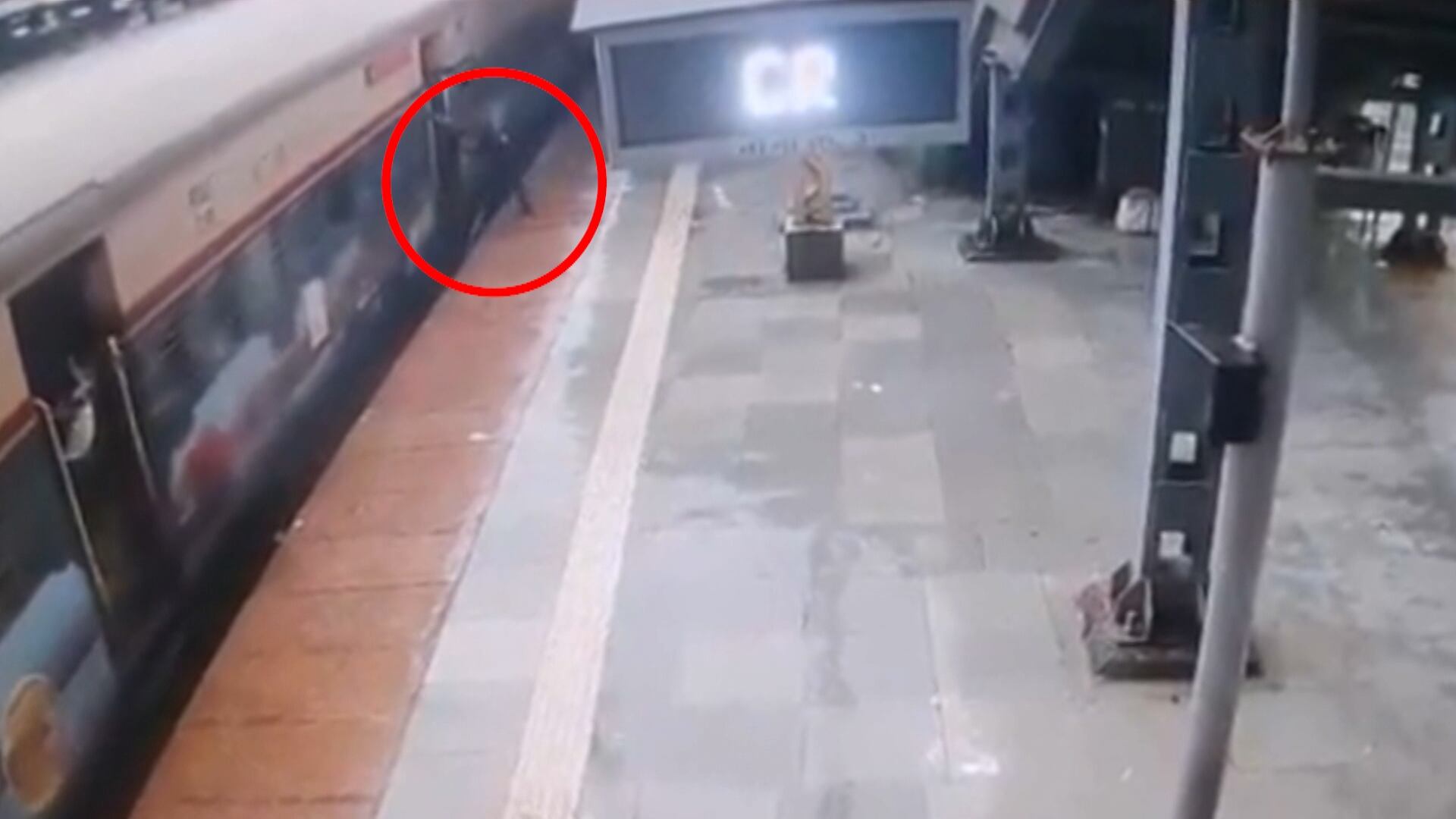 Homem com muletas é salvo de trem em movimento