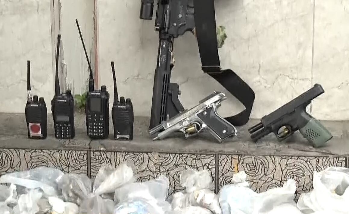 Drogas, armas e rádio transmissor são apreendidos durante operação na zona norte do Rio