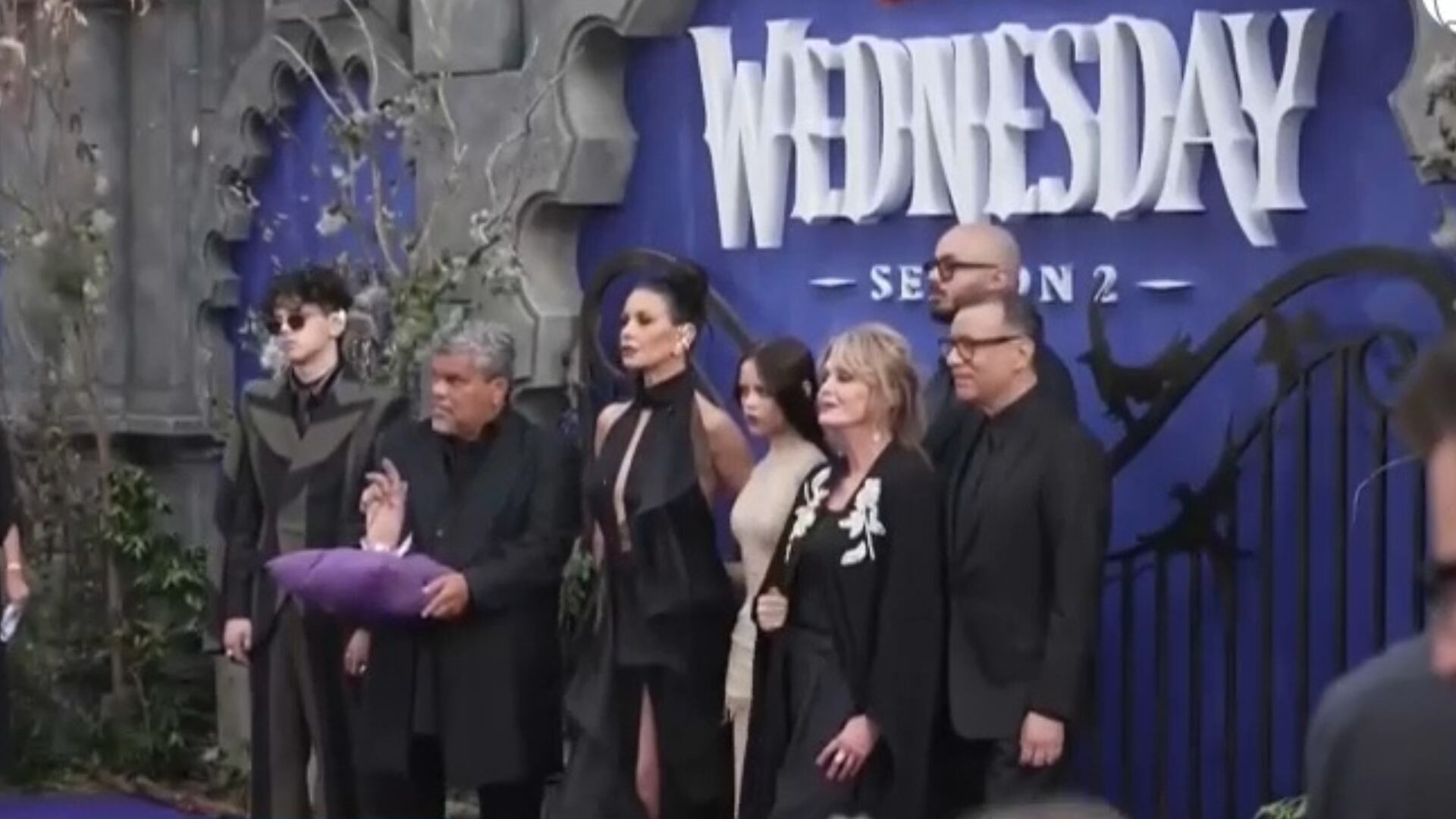 Elenco de Wandinha promove segunda temporada da série em evento realizado em Londres