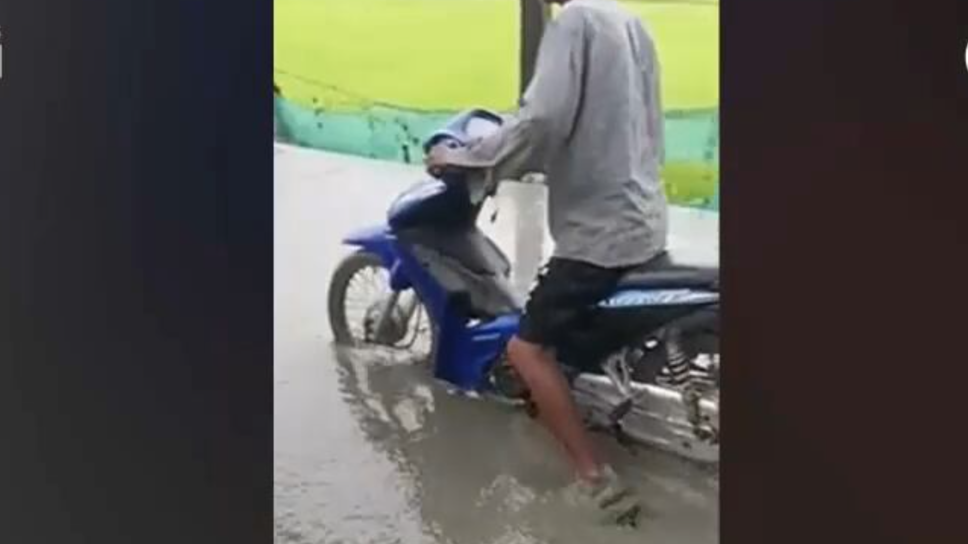 Motociclista ignora aviso e fica atolado em pista com cimento fresco; veja