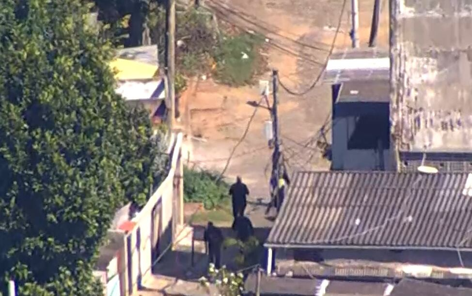 Guardador de carros é baleado durante tiroteio no morro do Borel