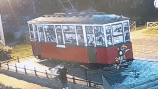 Vândalo cai de cara em barra de metal e acaba preso após depredar bonde histórico; veja vídeo