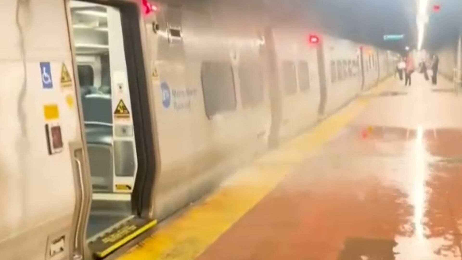 Fortes chuvas alagam estações de metrô e colocam Nova York em estado de atenção
