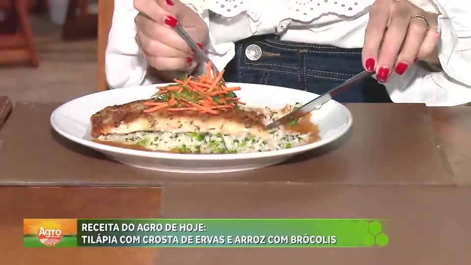 Aprenda a fazer uma receita de tilápia com crosta de ervas e arroz com brócolis