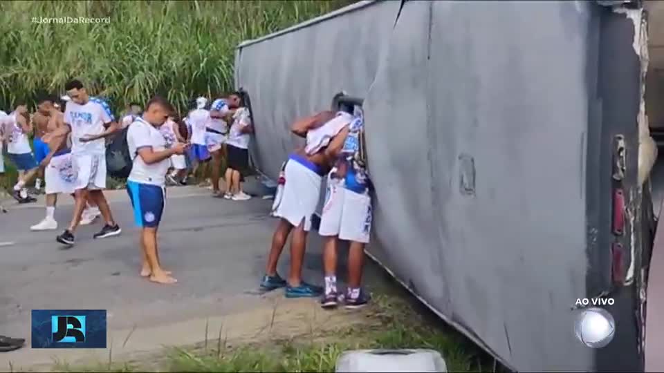 Ônibus de torcida organizada do Bahia tomba na estrada a caminho de Recife (PE)
