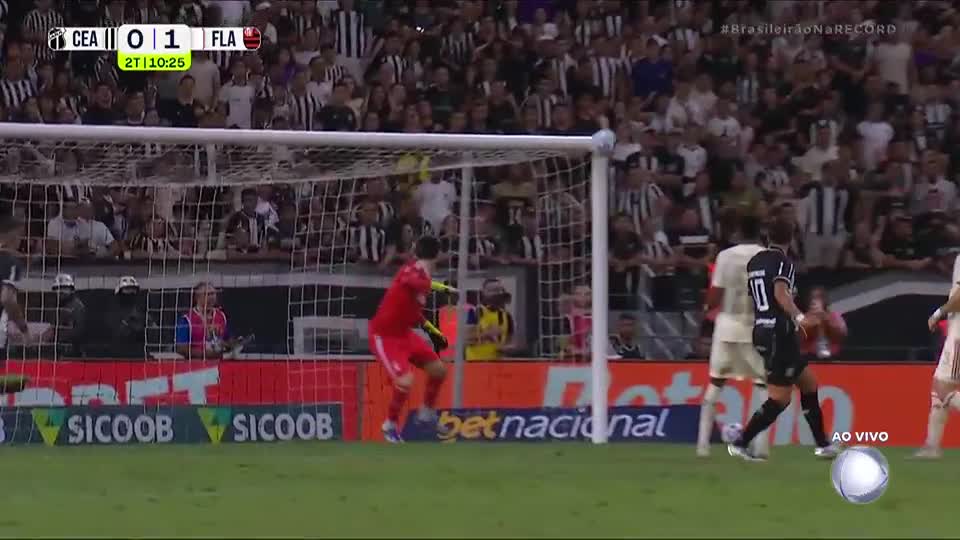 Lucas Mugni cabeceia no travessão e Aylon quase aproveita o rebote