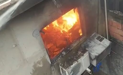 Incêndio destrói parte de casa de família durante ventania no Colégio, zona norte do Rio