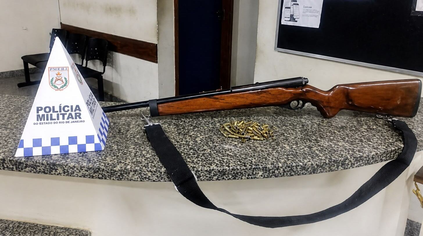 Homem é preso após PM receber ligação de vítima agredida e encontrar rifle em Itaboraí (RJ)