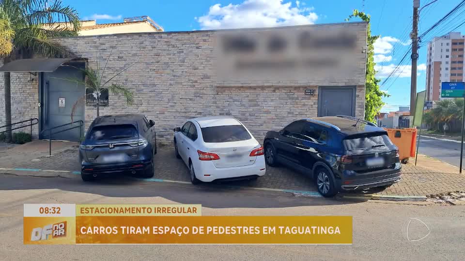 Carros tiram espaço de pedestres em Taguatinga (DF)