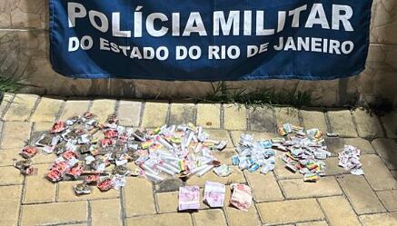 Dois homens são presos por tráfico de drogas durante ação da PM em Niterói (RJ)