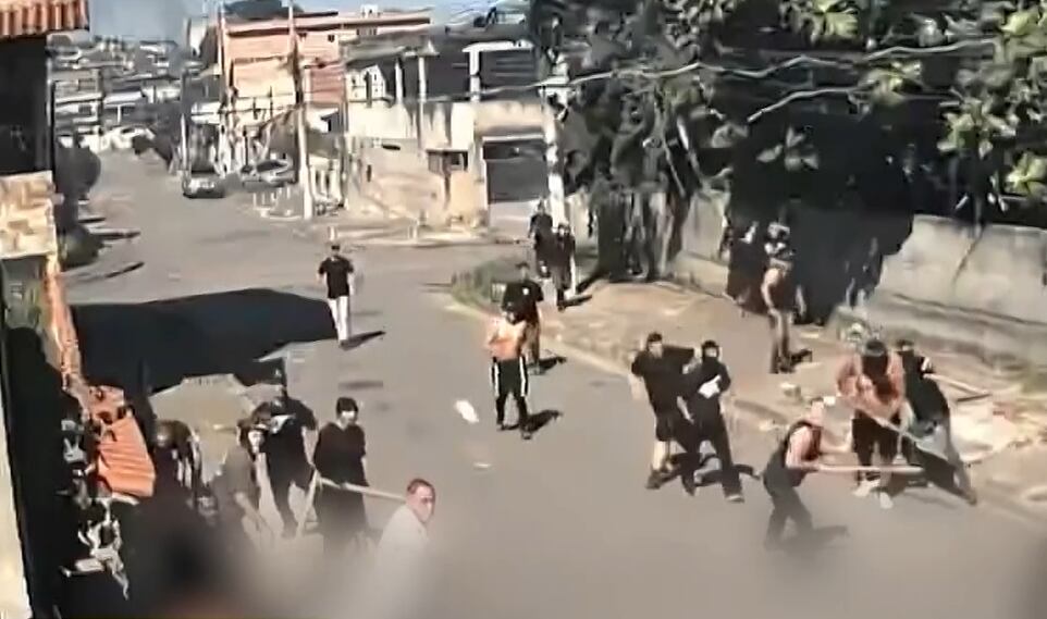 Torcidas organizadas de Vasco e Fluminense entram em confronto em São Gonçalo (RJ)
