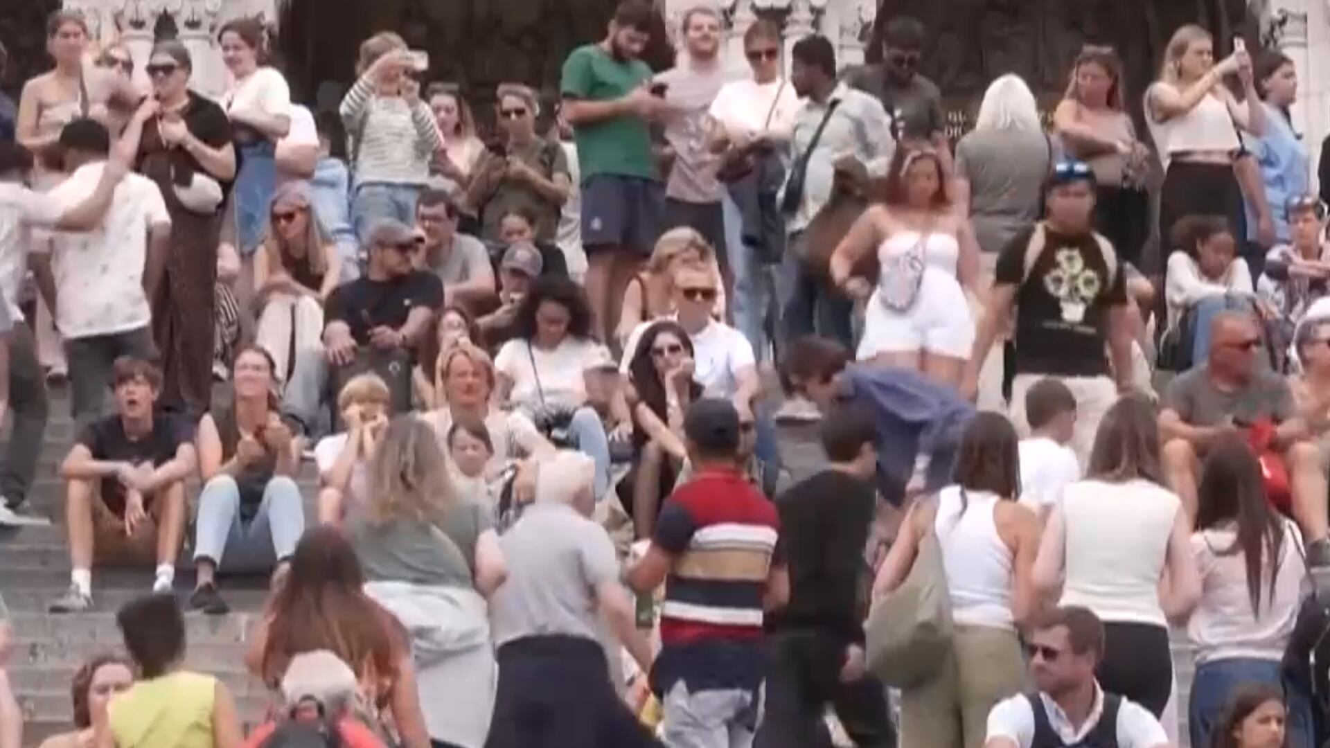 Moradores de bairro parisiense protestam contra turismo em massa após Olimpíadas de 2024
