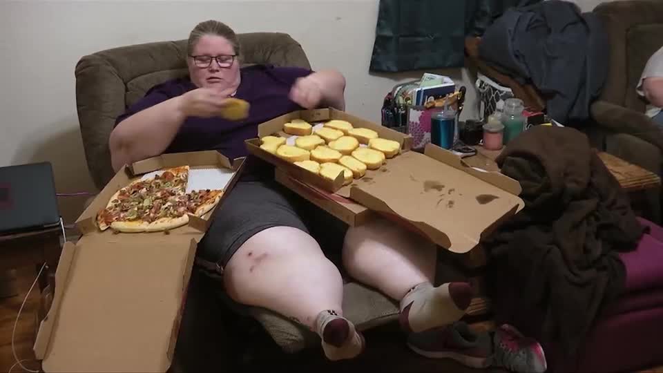 Mulher se isola da família para viver o vício em comida no Quilos Mortais desta sexta (8)