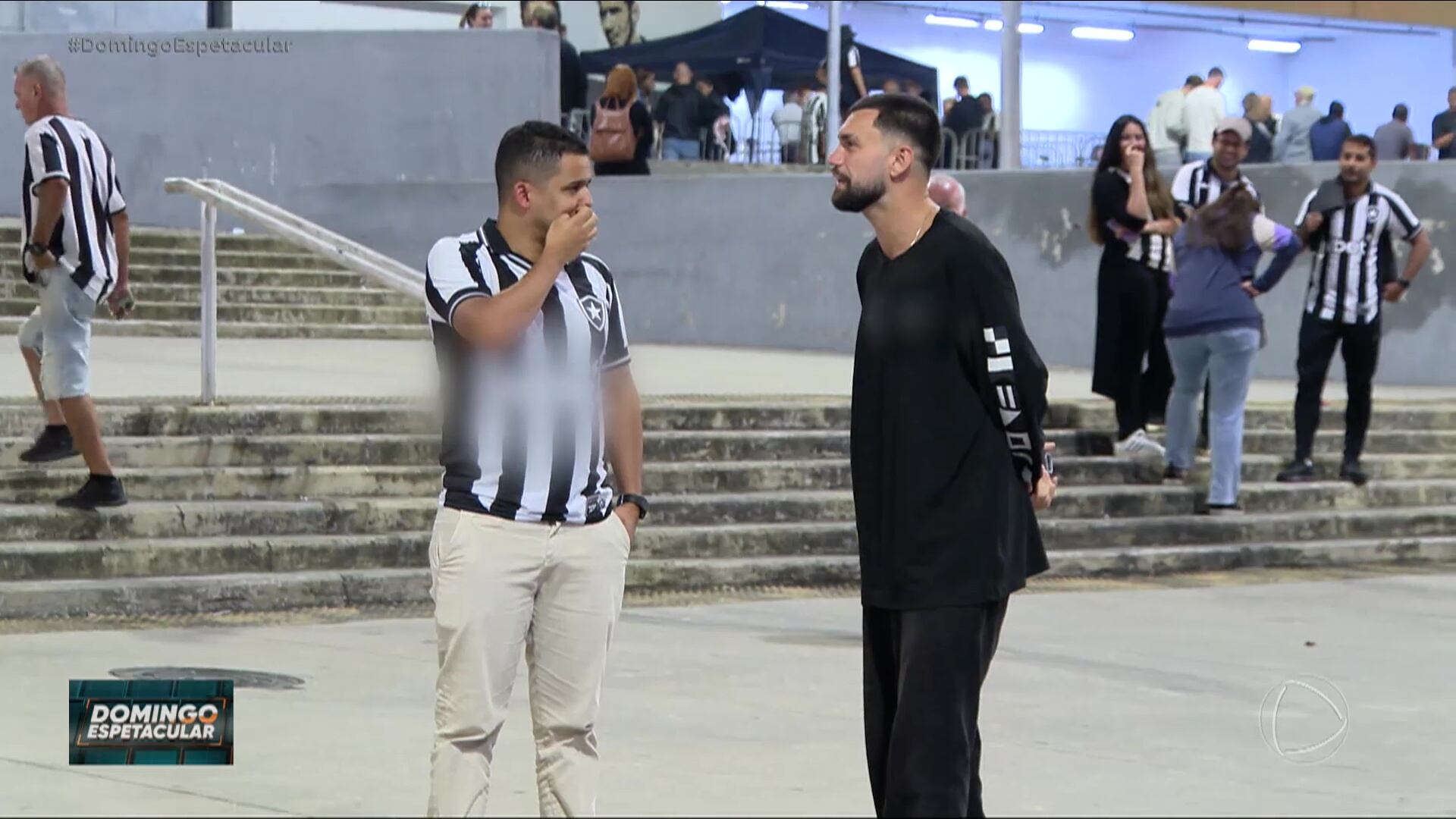 Influenciador carioca vira 'amigão' das torcidas e bomba nas redes com bom humor nos estádios