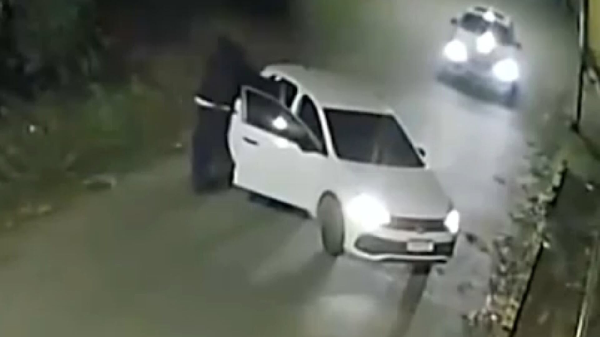 Motorista de carro de luxo engata a ré e escapa da abordagem de criminosos na Grande São Paulo
