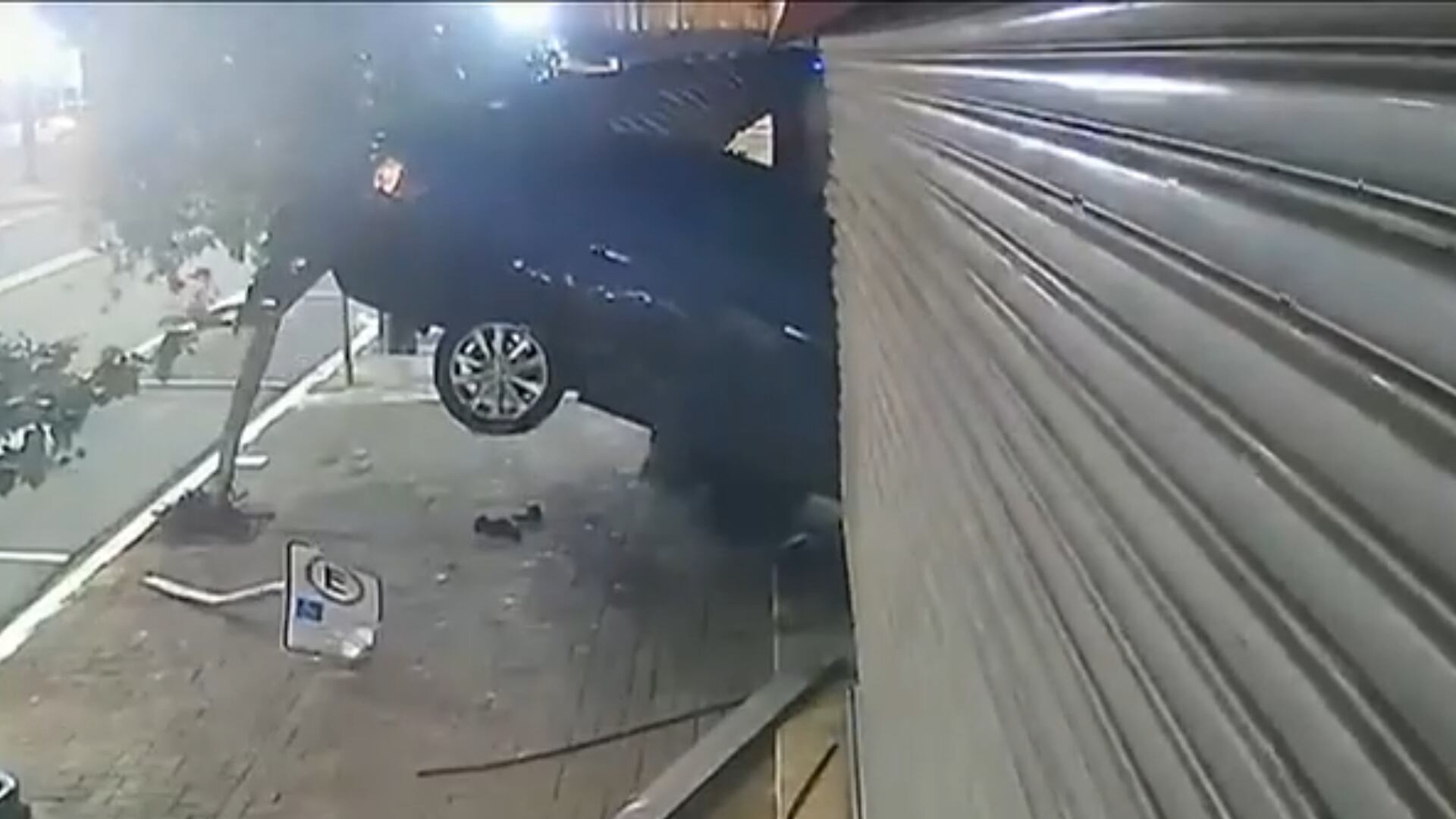Vídeo: motorista bêbado invade loja com carro desgovernado no interior do Paraná