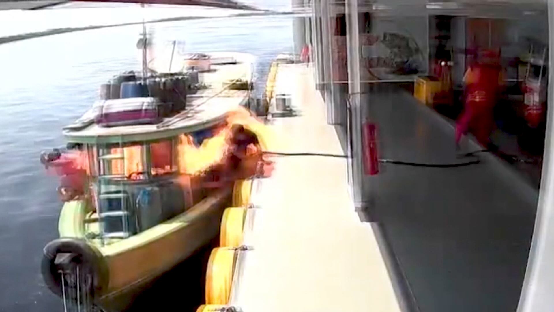 Explosão impressionante de barco quase provoca tragédia no Amazonas; veja imagens