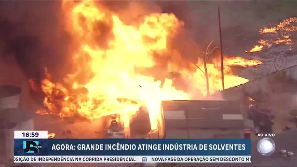 Incêndio atinge indústria química de Itaquaquecetuba (SP)
