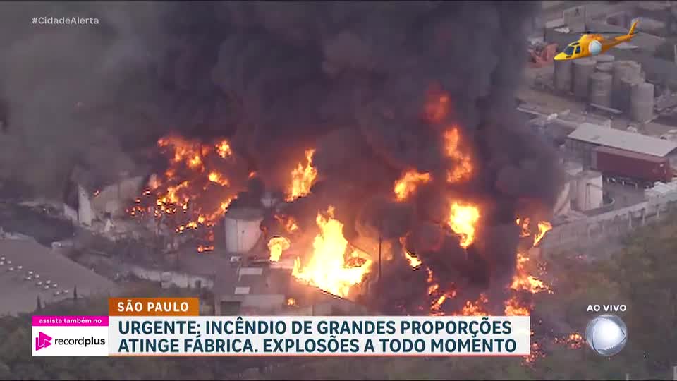 Incêndio de grandes proporções atinge indústria química em Itaquaquecetuba (SP)